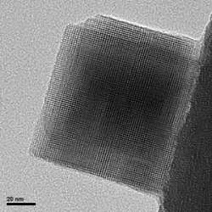 Microfotografía TEM de electrones transmitidos (Modo imagen) Detalle de los canales de una partícula de titanosilicato microporoso