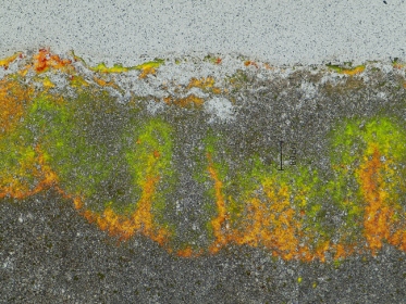 Imagen compuesta de las tres anteriores, mostrando las zonas de concentración de microorganismos que favorecen el biodeterioro de la roca