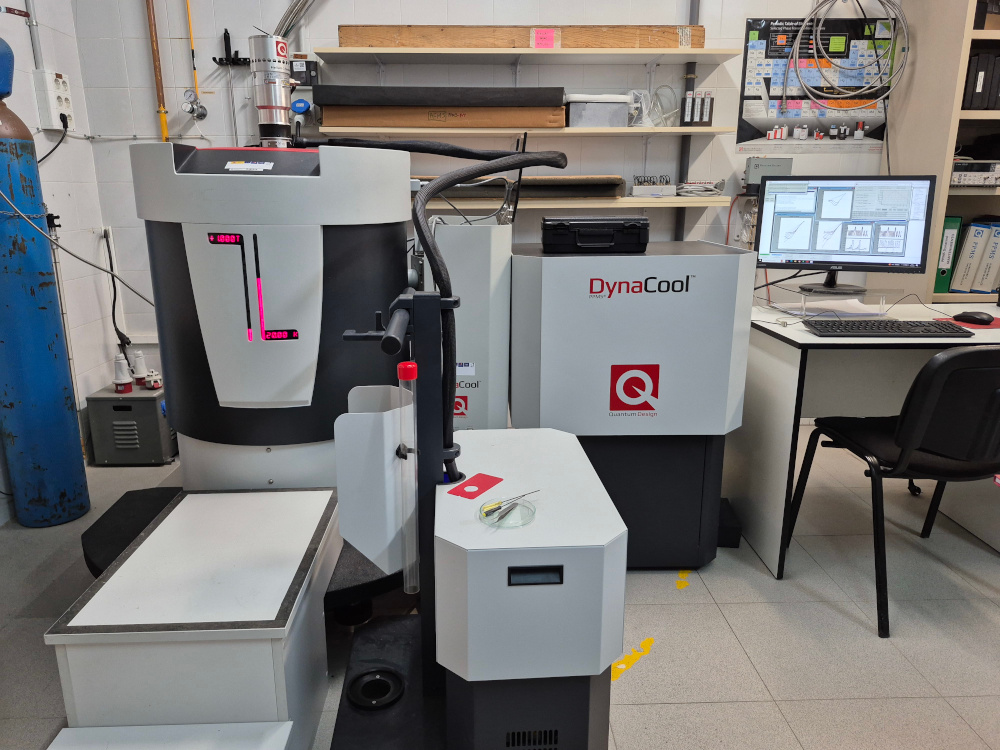 PPMS DynaCool (Physical Property Measurements in a cryogen-free system)