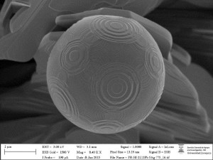 Microfotografía SEM de electrones secundarios Detalle de fractura frágil de un acero endurecido por temple